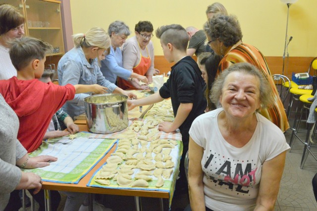 Krystyna Mudryk, prowadząca  kącik kulinarny w w Klubie Seniora przy ulicy Żerromskiego w Kielcach w czasie warsztatów kulinarnych uczyła razem z koleżankami  podopiecznych Wolnej Strefy lepić pierogi.