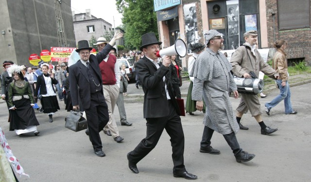 Człowiek 2013 Roku: Michał Skiba, wicedyrektor Mysłowickiego Ośrodka Kultury, inicjator akcji „Odczarowane podwórka” oraz tegorocznej kontynuacji projektu „Podwórko doznań fantastycznych”. Dzięki nim już sześć zaniedbanych placów w mieście zmieniło swoje oblicza nie do poznania. Mieszkańcy domów wokół podwórek, którzy zgłosili się do konkursu na najlepiej "odczarowaną" przestrzeń wokół swoich familoków, sami posadzili dziesiątki sadzonek, siali nową trawę, składali huśtawki, piaskownice czy ławki. Stawką był plac zabaw dla swoich pociech. Pan Michał napisał projekt i koordynował jego obie edycje. Na realizację pierwszej MOK otrzymał 30 tys. zł dofinansowania z ministerstwa kultury.

ZAGŁOSUJ LUB ZGŁOŚ KANDYDATA!