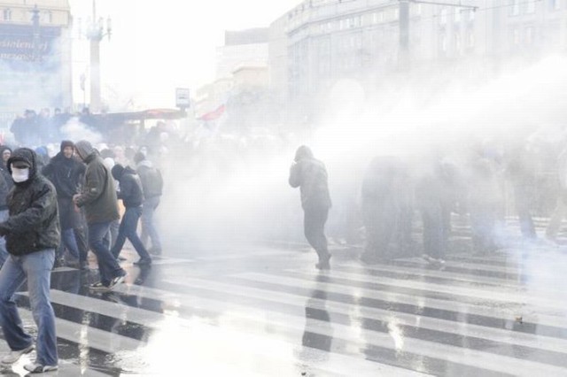 W Marszu Niepodległości bierze udział kilka tysięcy osób. Doszło ...