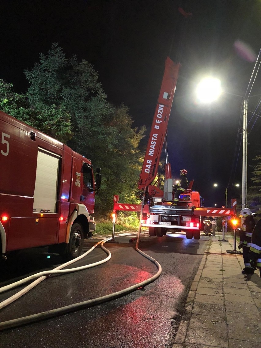 Pożar pustostanu w Wojkowicach. Strażacy znaleźli ciało mężczyzny