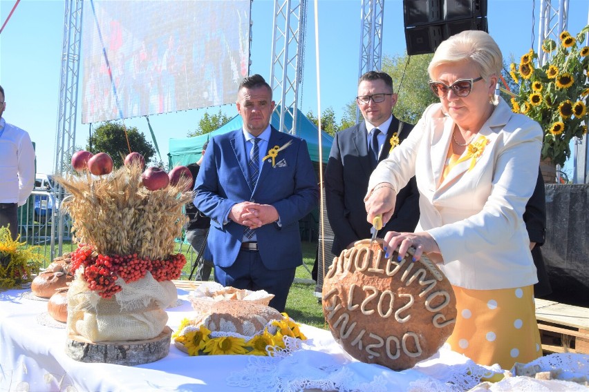 Dożynki Powiatu Poddębickiego 2021 odbyły się w Dalikowie. Część obrzędowa. Wieńce i stoiska prezentowały się okazale ZDJĘCIA