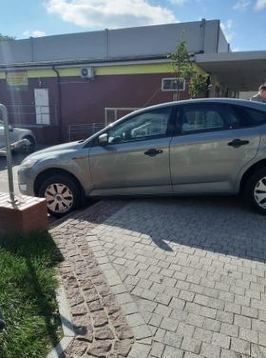 Lębork. Kierowca chciał wjechac na parking przy sklepie...po schodach [ZDJĘCIA]