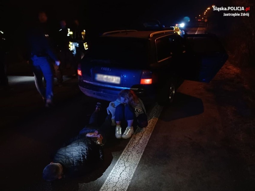 Scena jak w sensacyjnym filmie! Policjant z Jastrzębia-Zdroju strzelał do audi, którego kierowca chciał przejechać jego partnera z patrolu