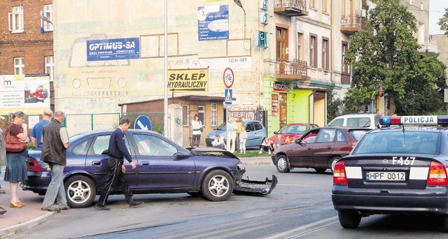 Jedna z kolizji na skrzyżowaniu ulic Tysiąclecia i Wyszyńskiego w Radomsku