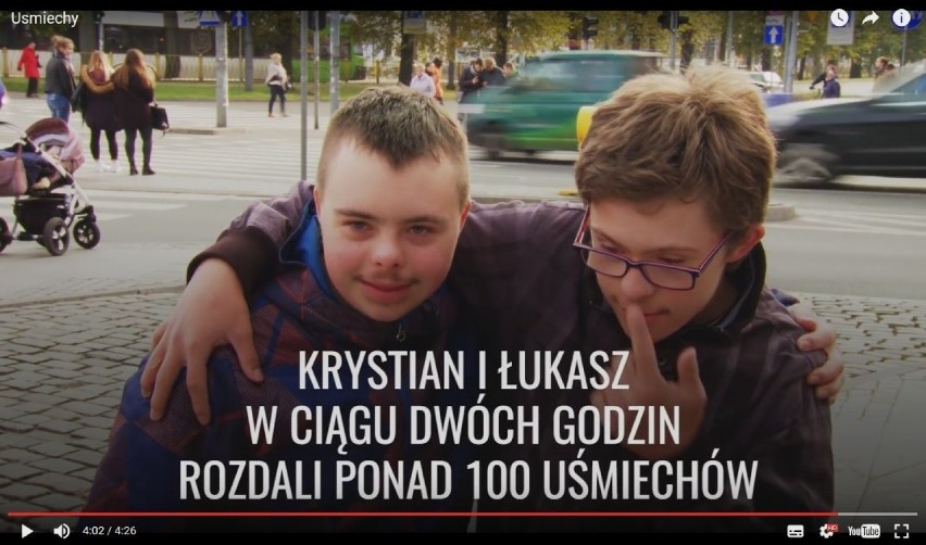 Rozdawali uśmiechy w Szczecinie. Wzruszająca akcja dzieci z Zespołem Downa [wideo]