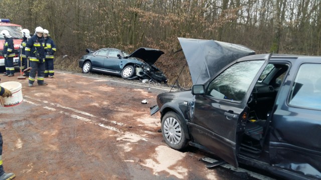 Wypadek w Słupskim Młynie. Rover 75 czołowo zderzył się z vw. Na rozbite auta najechało jeszcze renault