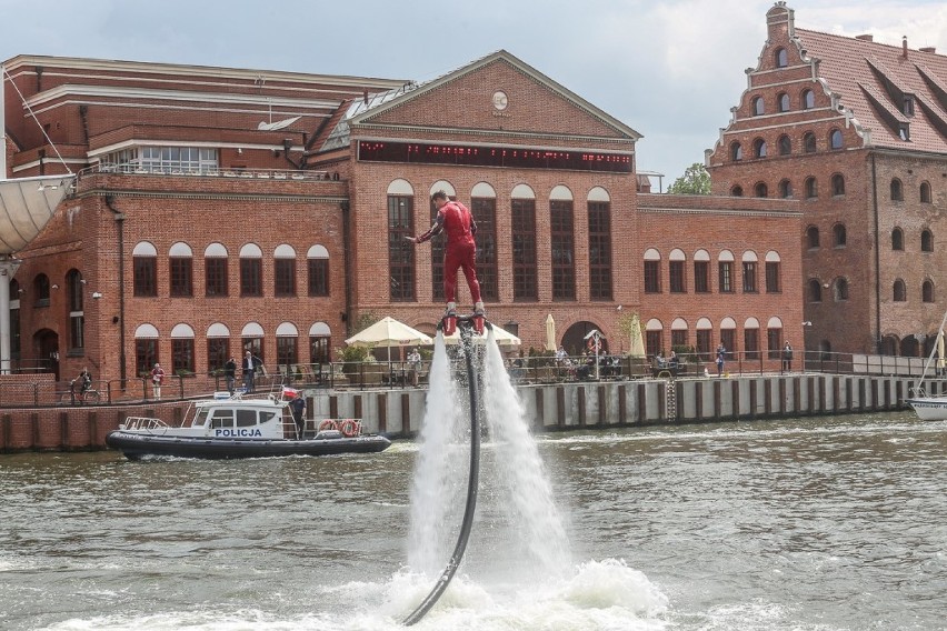 Otwarcie sezonu żeglarskiego w Gdańsku.  Pokaz Flyboard na Motławie [ZDJĘCIA]