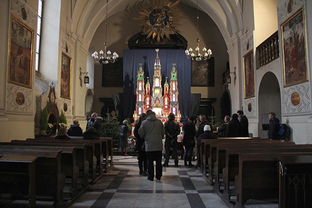 W kościele Franciszkanów stanęła największa krakowska szopka, ...