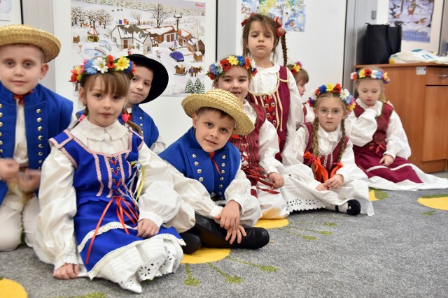 Gdy marszałek oglądał most w przedszkolu dzieciaki czekały na przecięcie wstęgi