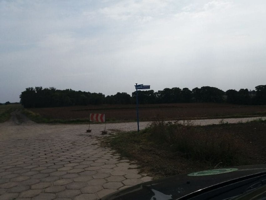 Ekipy budowlane  na drodze w Knybawie koło Tczewa pojawiają się i znikają - jak kamfora [ZDJĘCIA]