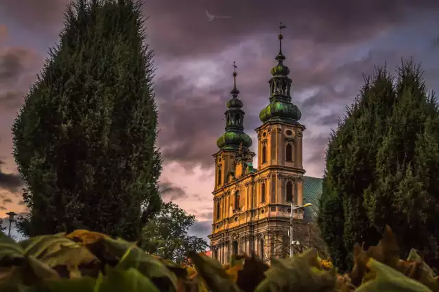 W Nysie kwitnie przemysł, miasto ma także uczelnię wyższą, a bliskość jeziora i gór czyni jej okolice najbardziej urokliwymi zakątkami Opolszczyzny. Może warto rozważyć przeprowadzkę?