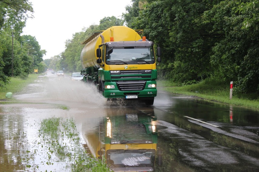 Odcinek drogi między Kraszkowicami a Krzeczowem po ulewnych deszczach