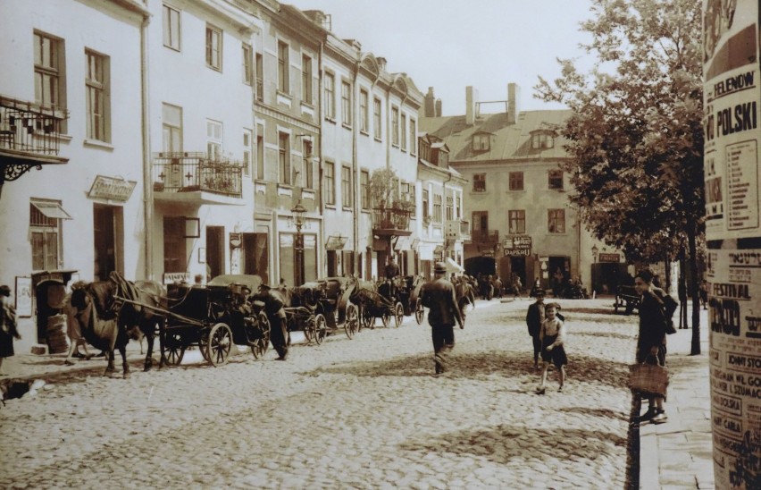 Głównym punktem wystawy jest typowe miejskie podwórze, na...