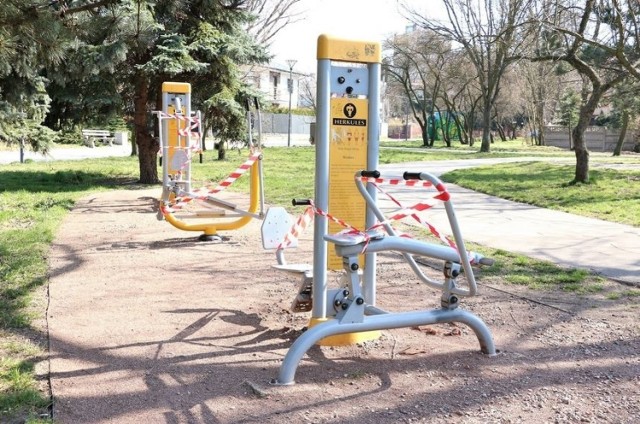 Place zabaw i siłownie zewnętrzne znajdujące się na terenach należących do Urzędu Miasta w Kielcach, zostały zamknięte do odwołania. Urządzenia do ćwiczeń i zabaw zostały zabezpieczone taśmami i nikt nie powinien z nich korzystać dla własnego i innych dobra.