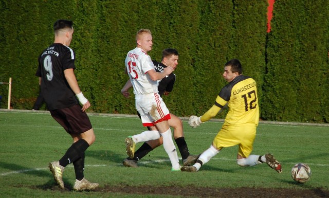 LKS Skołyszyn wygrał z Ostoją Kołaczyce 3-2. Na zdjęciu Mateusz Skrzyszowski (częściowo zasłonięty w czarnym stroju) zdobywa bramkę na 2-2