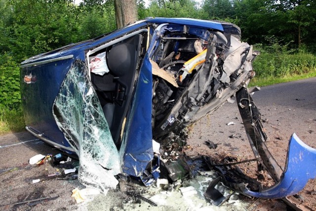 Tak wygląda rozbity volkswagen. Poszkodowana rodzina może mówić o ogromnym szczęściu