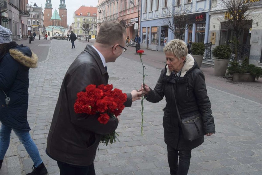Działacze SLD rozdawali kwiaty z okazji Dnia Kobiet