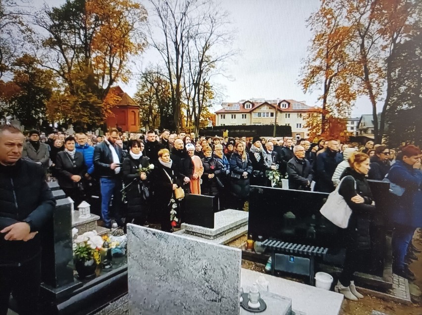 Pogrzeb tragicznie zmarłego Radosława Flisikowskiego, lekarza i społecznika. Żegnają go rodzina, przyjaciele, znajomi