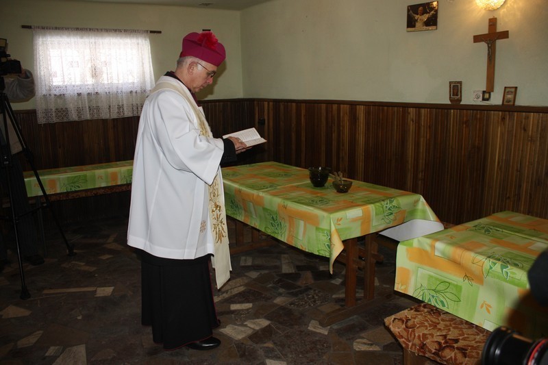 Zawiercie: Metropolita częstochowski arcybiskup Wacław Depo poświęcił jadłodajnię przy bazylice