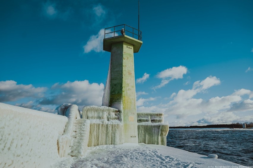 Lodowy port we Władysławowie. Zima, lód i fale Bałtyku zmieniły to miejsce w prawdziwą krainę lodu | ZDJĘCIA