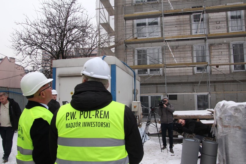 Trwa budowa nowych mieszkań komunalnych w centrum Chorzowa....
