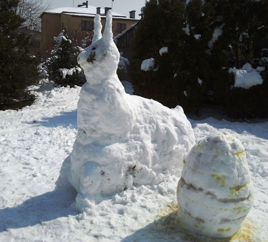 Potężny zając i efektowne śnieżne pisanki zrobione przez pana Rafała, Weronikę i Mateusza