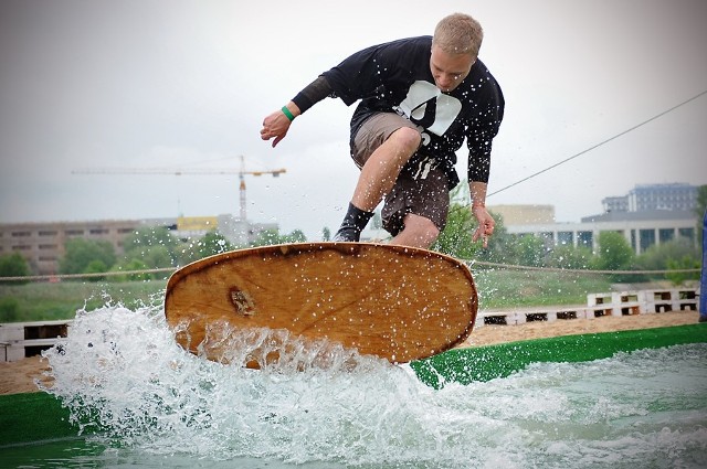 Skimboarding zyskuje coraz większą popularność