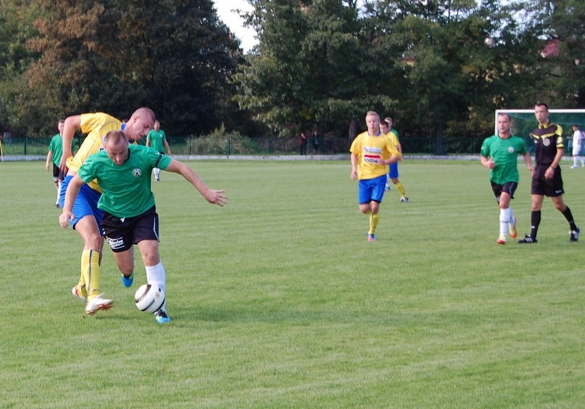 Paweł Studziński (przy piłce) strzelił gola na 1:1 w meczu z...