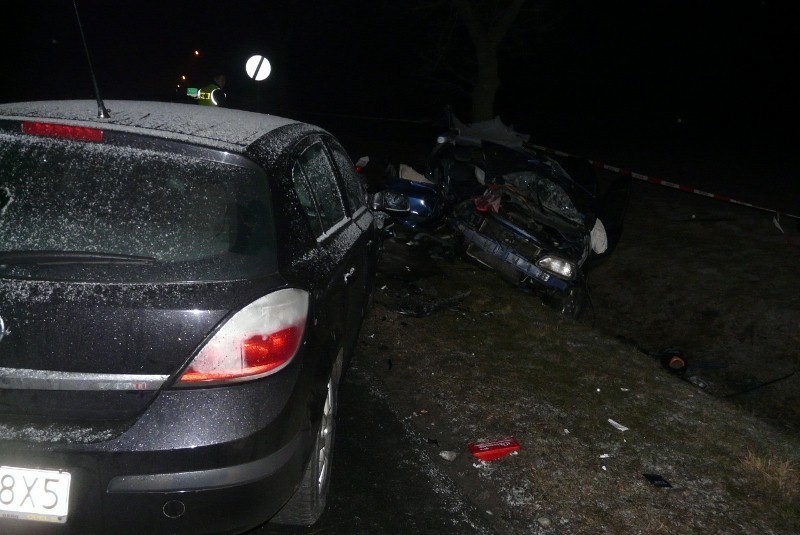 Tragiczny wypadek w Bukowie (gm. Ujazd) na drodze 713. Jedna osoba nie żyje, dwie ranne (zdjęcia)