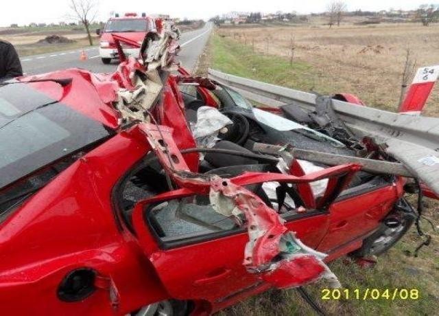 Wypadek w Mikułowicach.  Auto uderzyło w metalową barierę [zdjęcia]