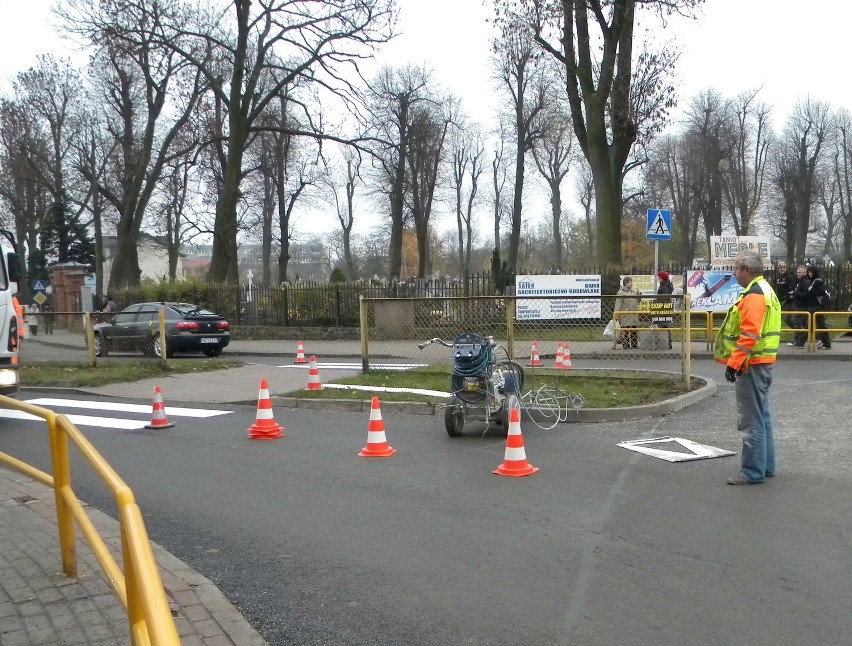 Puck. Prawdziwy koniec remontu ronda w centrum miasta. Drogowcy namalowali oznakowanie