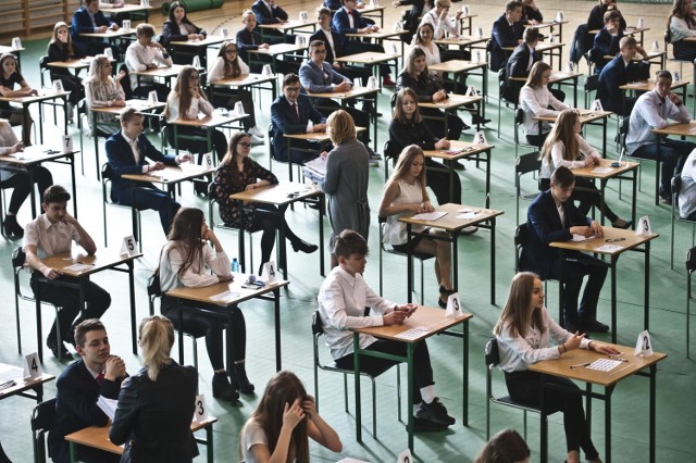 W środę uczniowie trzecich klas gimnazjalnych przystąpili do egzaminu gimnazjalnego. Nasz fotoreporter odwiedził VI LO w Koszalinie z oddziałami gimnazjalnymi.

Zobacz także Prezydent Koszalina Piotr Jedliński o strajku nauczycieli
