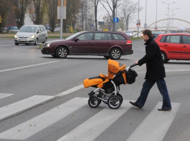 Przejście przez ulicę w rejonie ulicy Przyjaciół Ronda to jedno ...