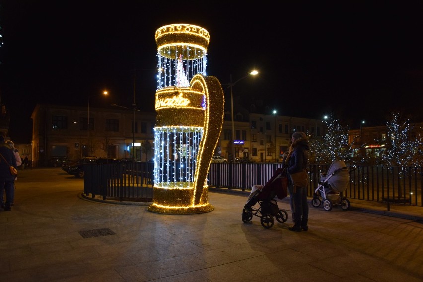 Gorlice. Na płycie rynku rozbłysła choinka. Jest też lampa naftowa