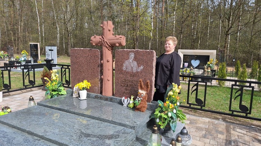 Pani Jola z Warszawy odwiedziła grób artysty w Wielkanoc