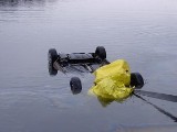 Samochód zatonął w jeziorze Klukom