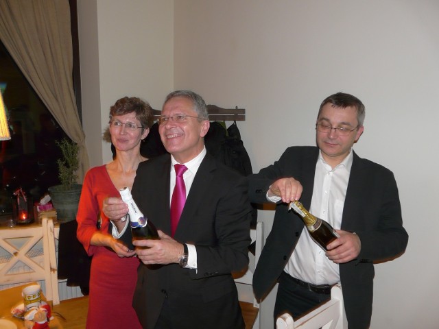 Piotr Niedźwiecki ( w środku)  tuż po zakończeniu liczenia głosów