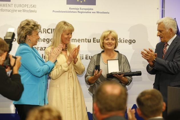 Elżbieta Lech-Gotthardt otrzymała medal z rąk Jerzego Buzka, przewodniczącego Parlamentu Europejskiego