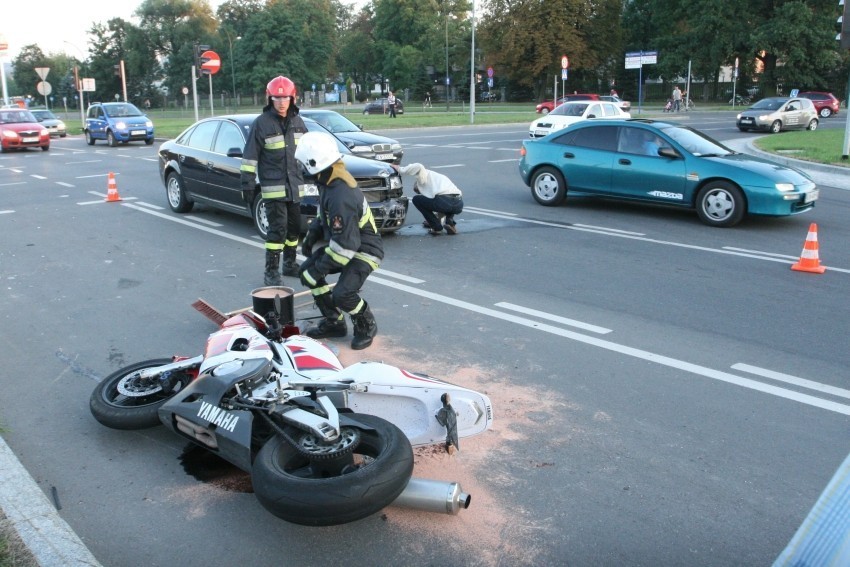Wypadek na Rondzie Solidarności. Ranny motocyklista w szpitalu [ZDJĘCIA]