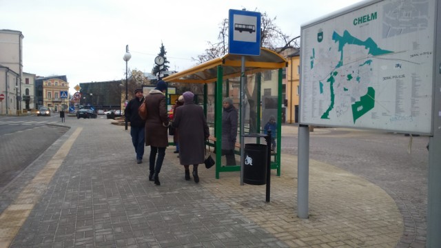 Radny zasugerował, że w związku z tym,  iż zdarzają się omdlenia na terenie miasta, instrukcja - jak udzielić pierwszej pomocy, mogłaby okazać się bardzo potrzebna.