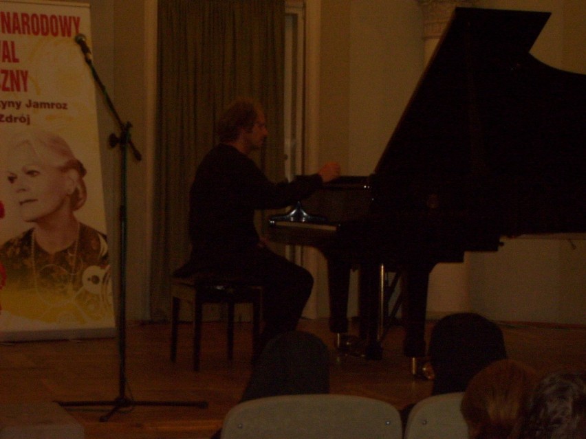 Artur Dutkiewicz improwizuje "Jazzowe mazurki".