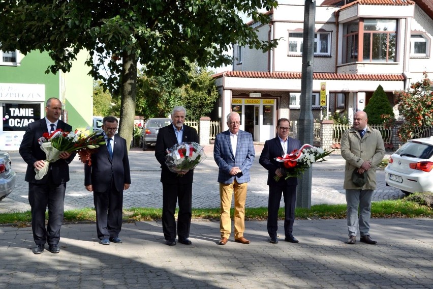 Żnin. Uczcili pamięć poległych. Kwiaty pod Pomnikiem Ofiar Katynia [zdjęcia] 