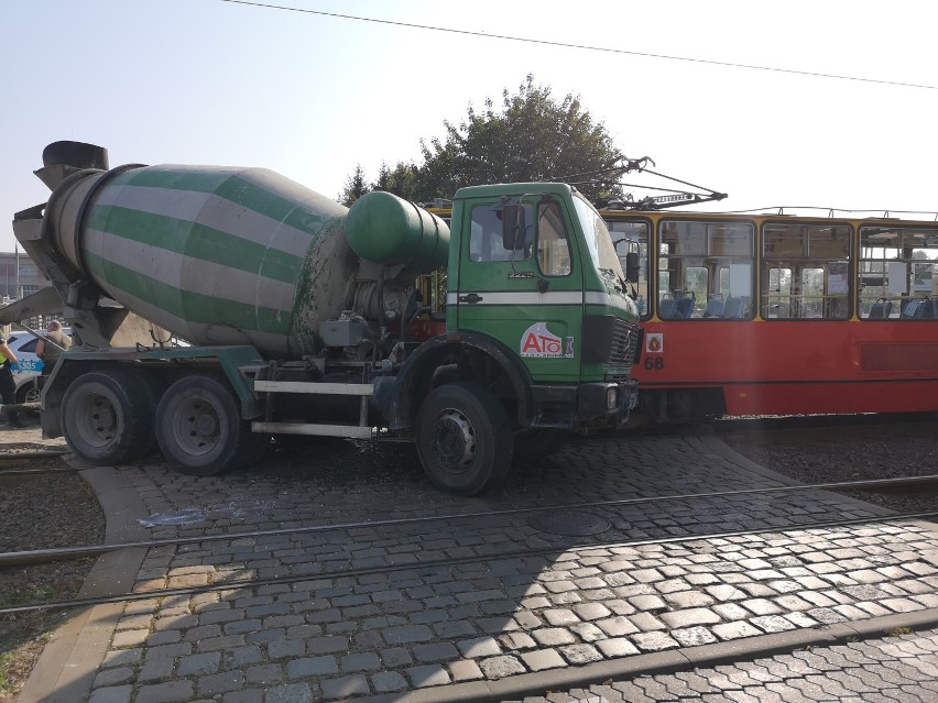 Wypadek tramwaju z betoniarką w Grudziądzu. Jedna osoba trafiła do szpitala