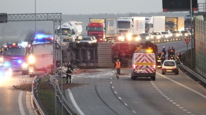 Wypadek koło Lubochni na S8. Przewrócony tir zablokował trasę w kierunku Wrocławia