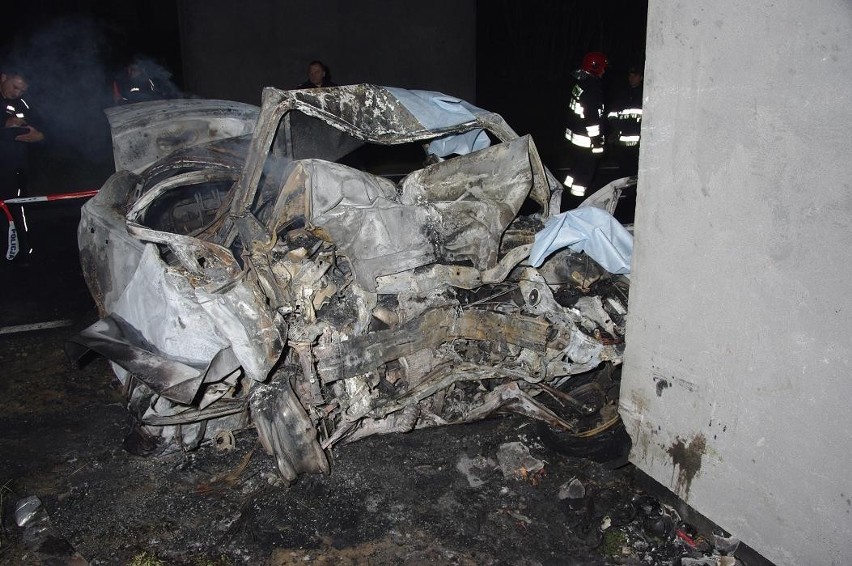 Śmiertelny wypadek koło Marianowa. Kierowca rozbił się na wiadukcie. Samochód całkowicie spłonął