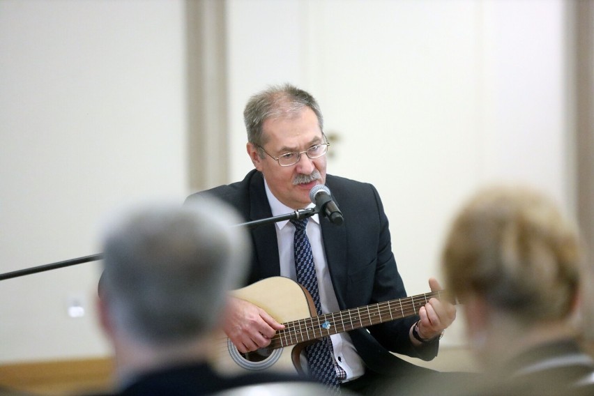 Legnica: Dzień Edukacji Narodowej, nauczyciele otrzymali medale a kurator dał koncert