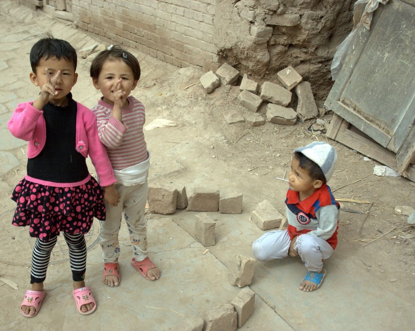 Chińskie dzieci w wiosce Kashi...