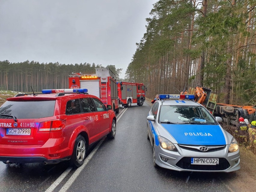 Wypadek koło Babilonu. Przewrócił się samochód ciężarowy przewożący koparkę. Zablokowana droga wojewódzka 212 Chojnice - Bytów