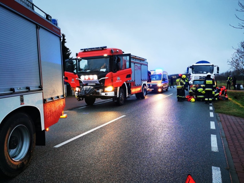 Wypadek śmiertelny na drodze wojewódzkiej w Tarnówce w gminie Szadek