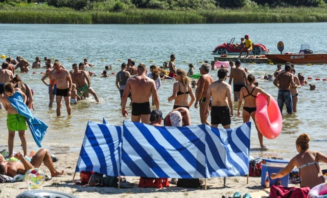 Tak bydgoszczanie wypoczywali na plaży nad jeziorem w Borównie.